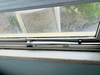 janela quarto trinco quebrado