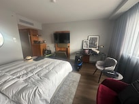 Ein Kühlschrank und eine Kaffeemaschine sind auch vorhanden