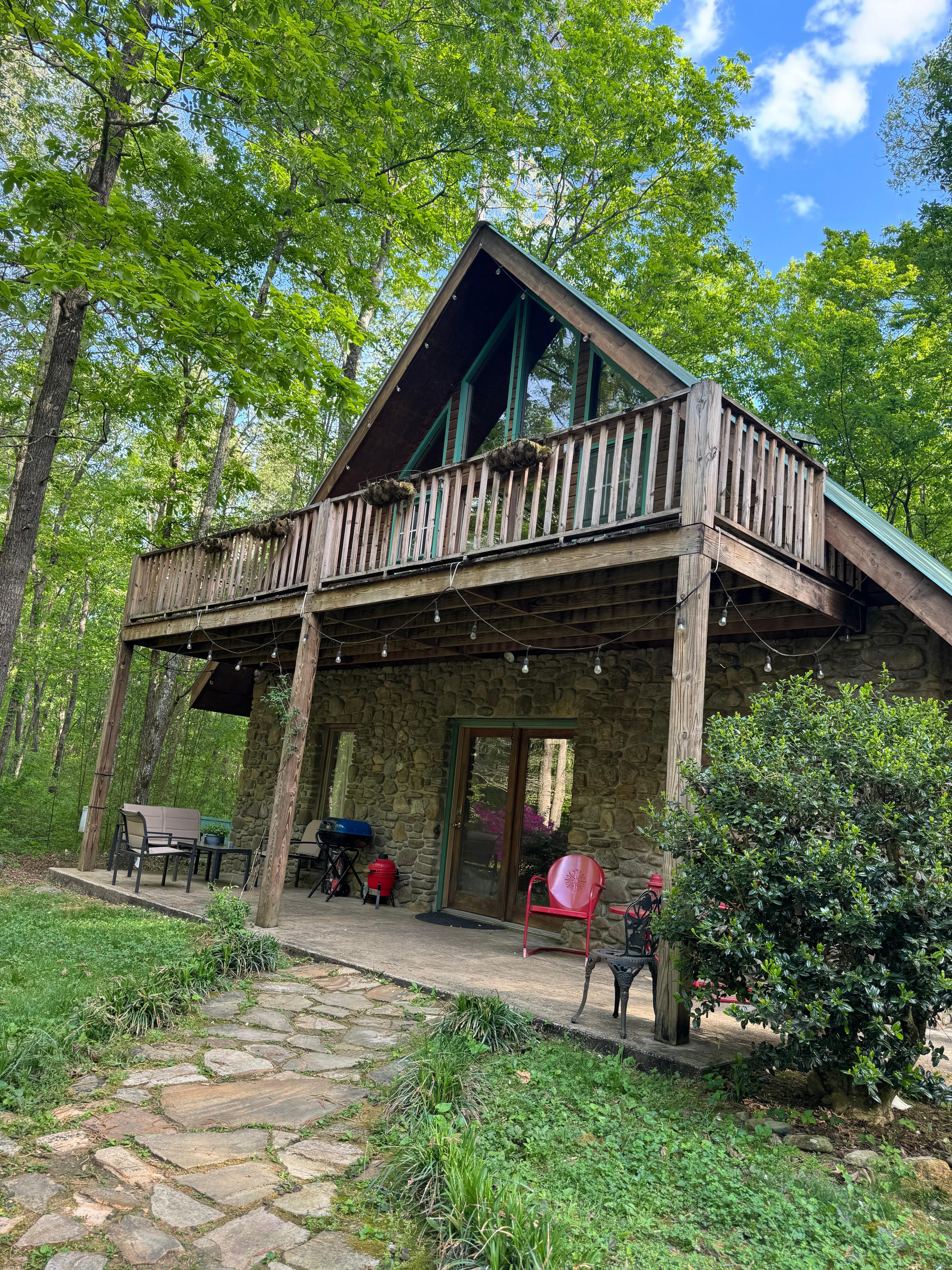 Outside the house was adorable, it’s secluded and as described!