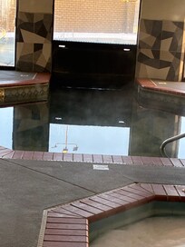 The pool was extremely cold because inside and outside pool are 1 so the cold water from outside mixes with water inside so the pool is extremely cold