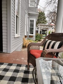 Outdoor side patio area