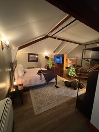 Beautifully decorated and cozy Hayloft I suite.