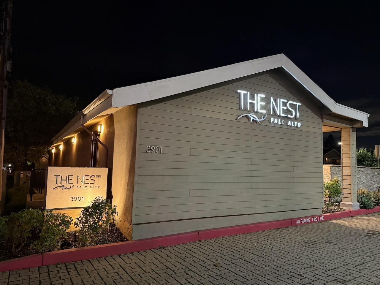 道路から敷地内へ入るところ。