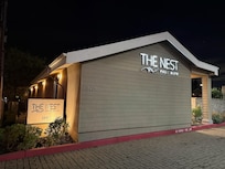 道路から敷地内へ入るところ。