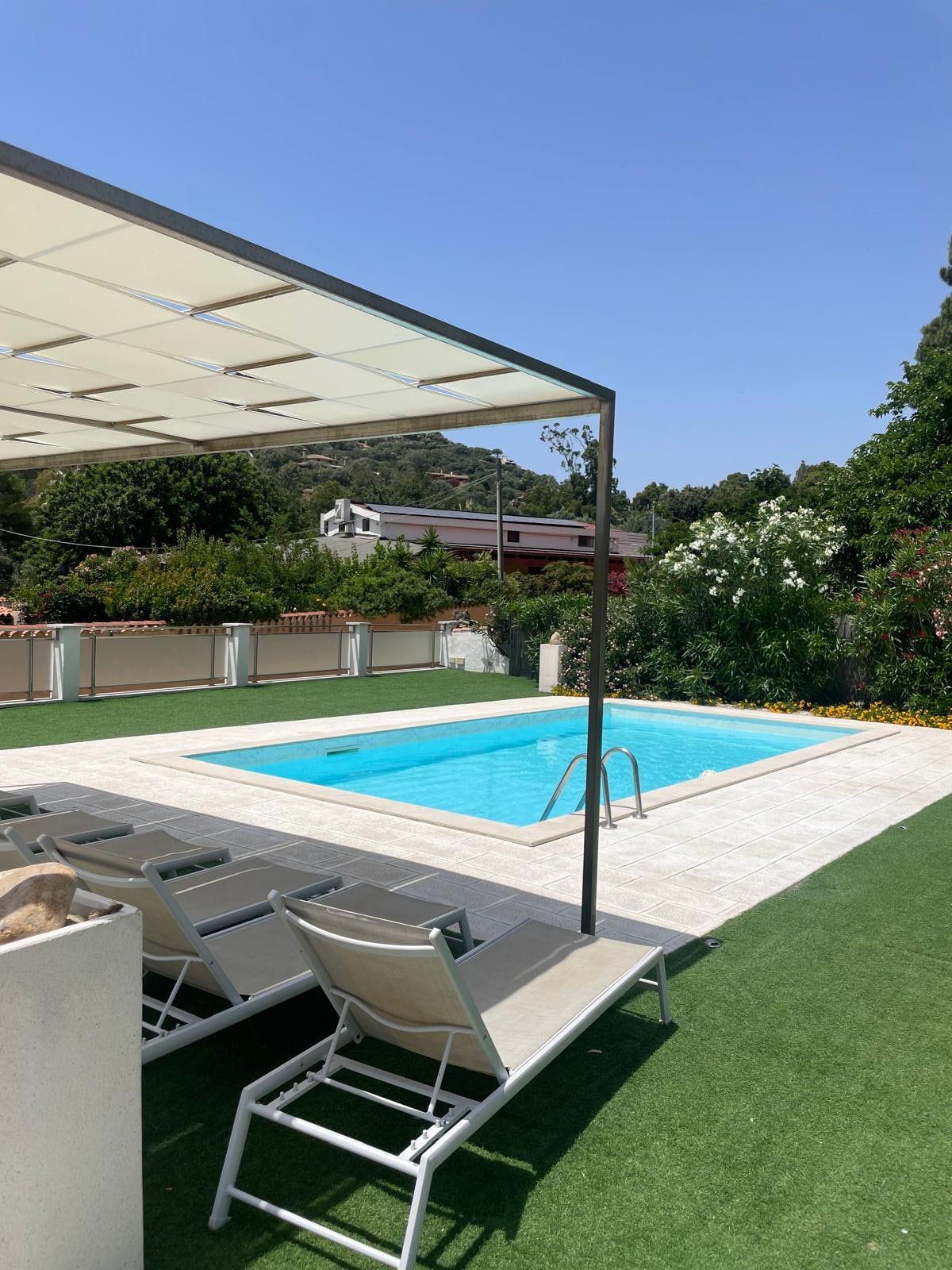 Pool/ vordere Außenbereich