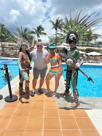 En la picina con los nativos de Yucatán 🥰