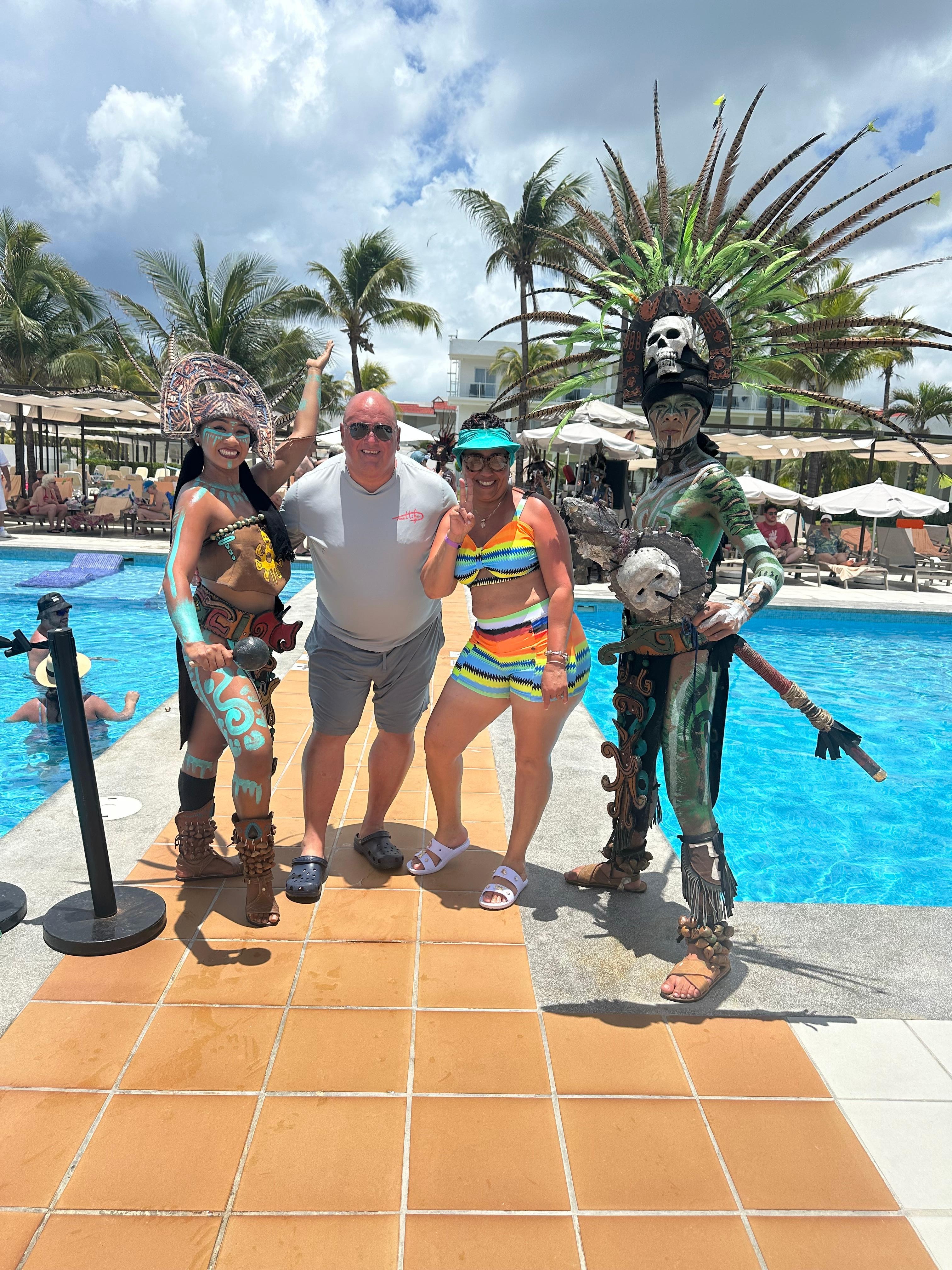 En la picina con los nativos de Yucatán 🥰
