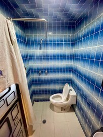 Tiene agua caliente, el shampoo y body huelen rico.