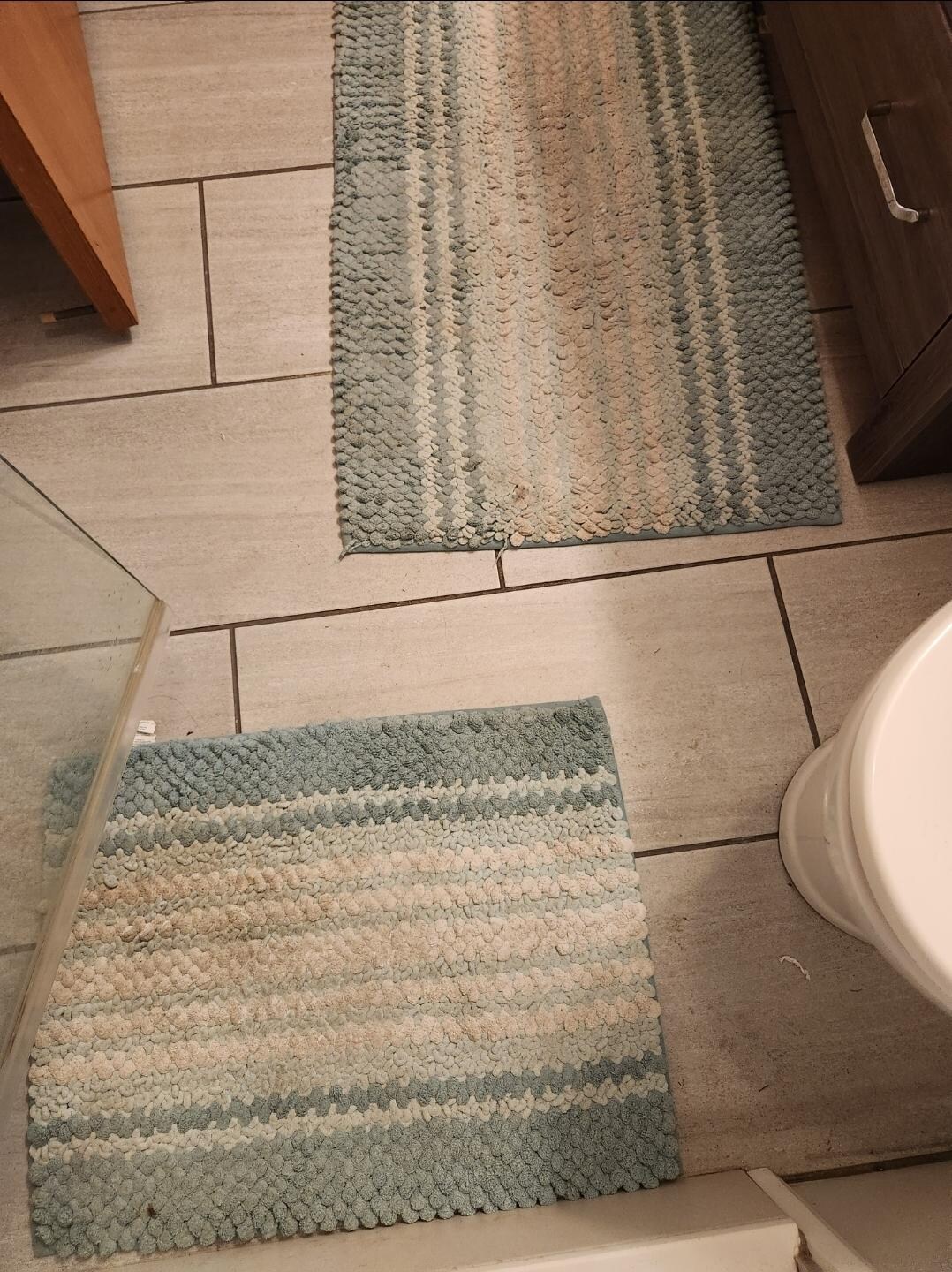 Dirty rugs im bathroom