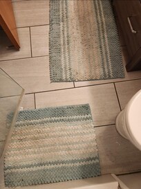 Dirty rugs im bathroom