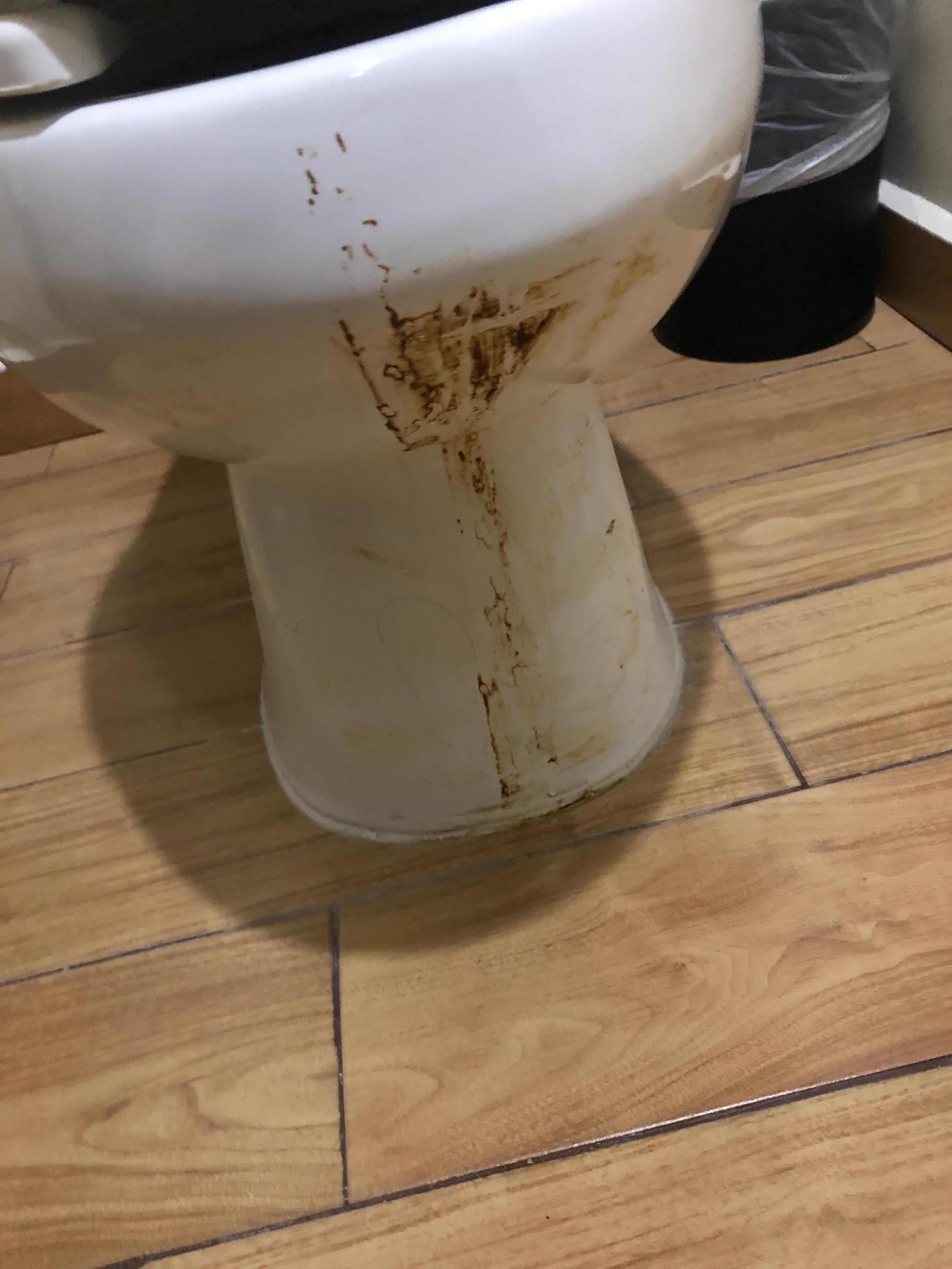 Baño SIN limpiar de forma correcta. Sin cumplir a los estándares que ellos mismos CACAREAN.