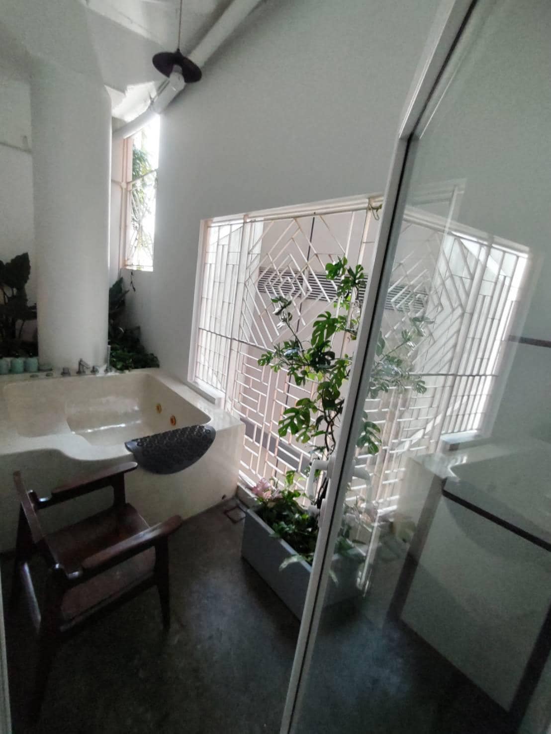 ベランダにはジャグジー付き浴槽