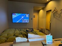 お部屋の大きな机がとても気に入った。