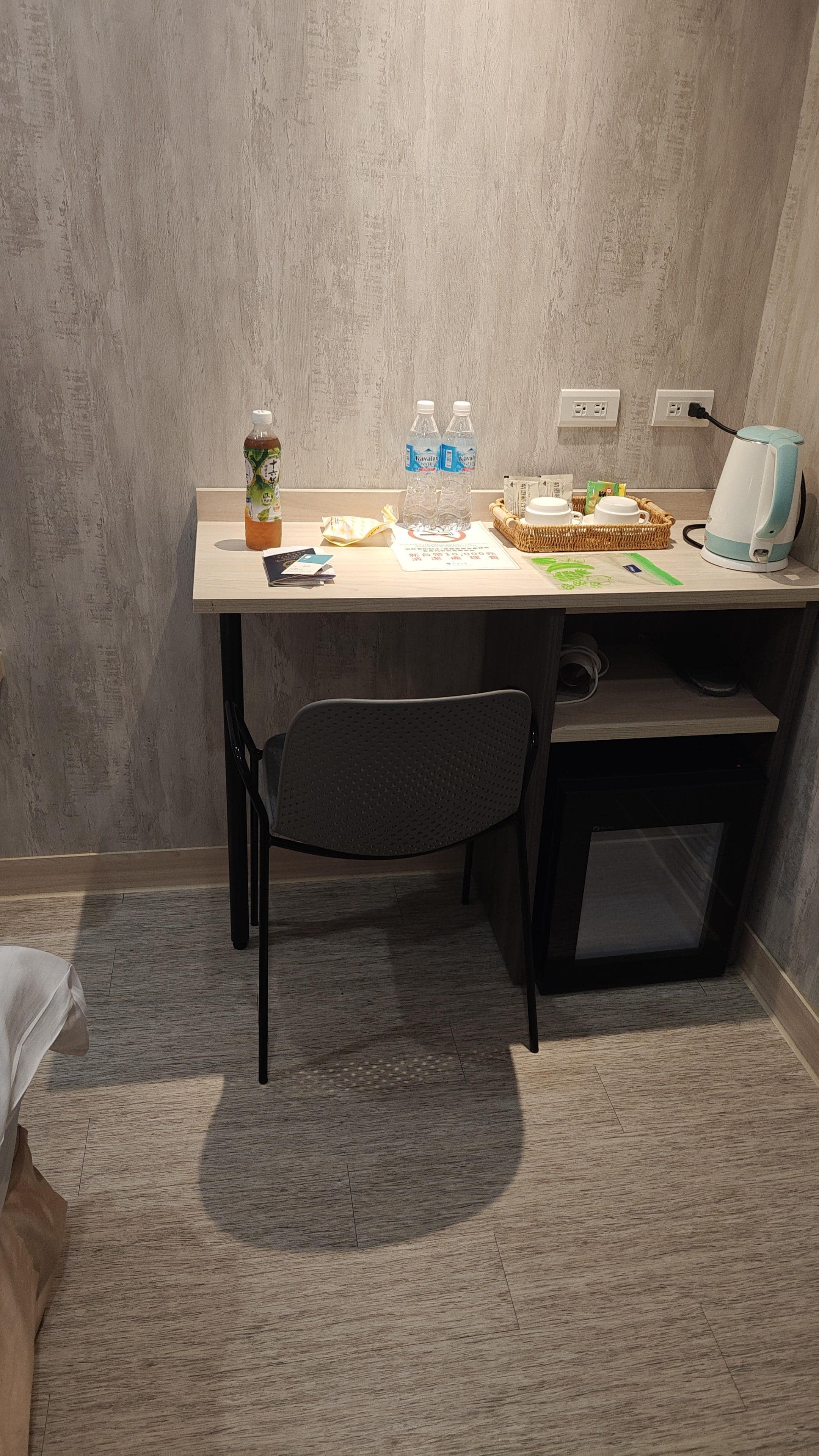 有熱水壺、小冰箱、水、咖啡、茶包提供。（圖中的茶和密封袋子是自己的）