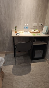 有熱水壺、小冰箱、水、咖啡、茶包提供。(圖中的茶和密封袋子是自己的)