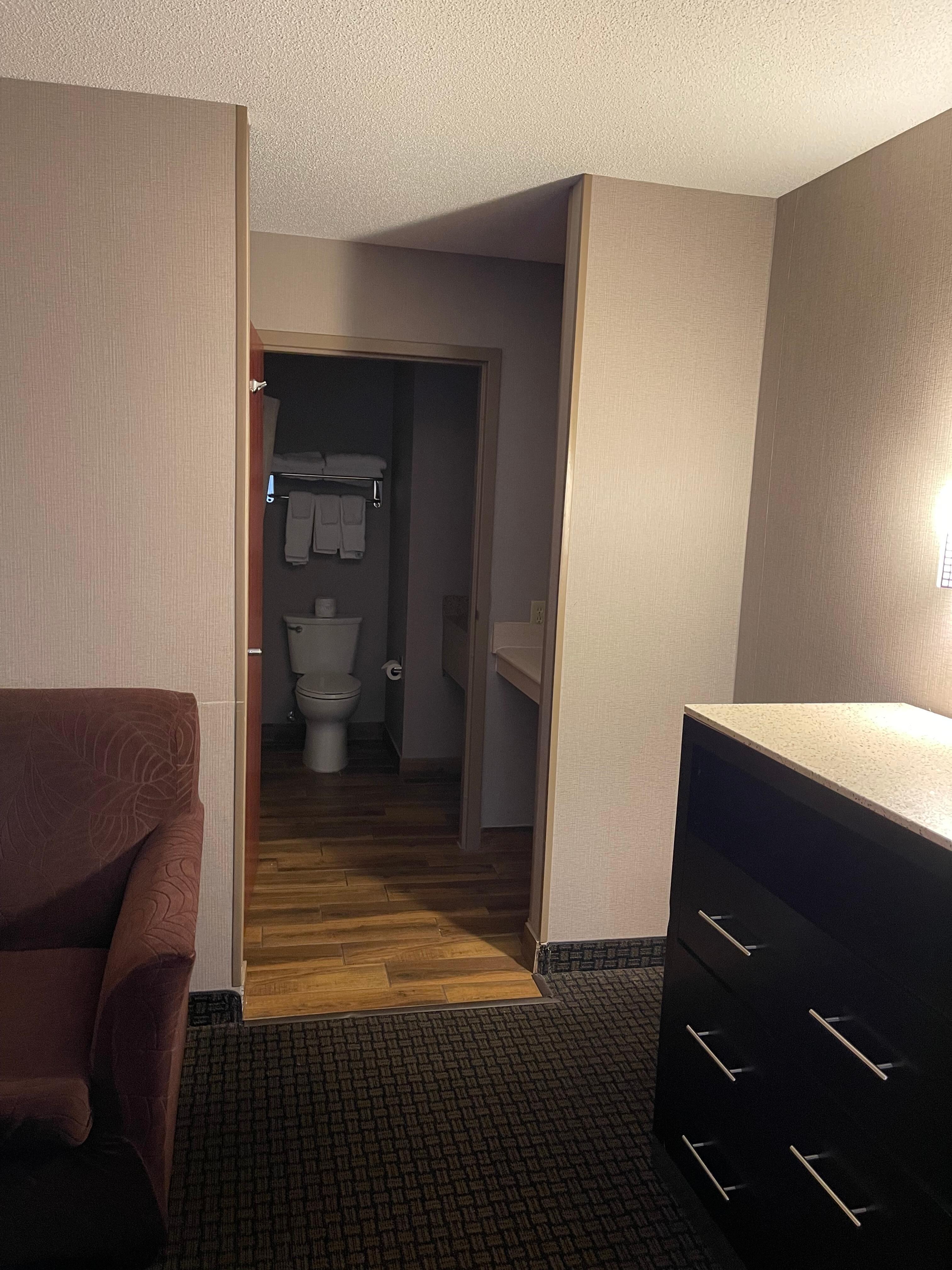 From sitting area through the kitchenette to the bathroom