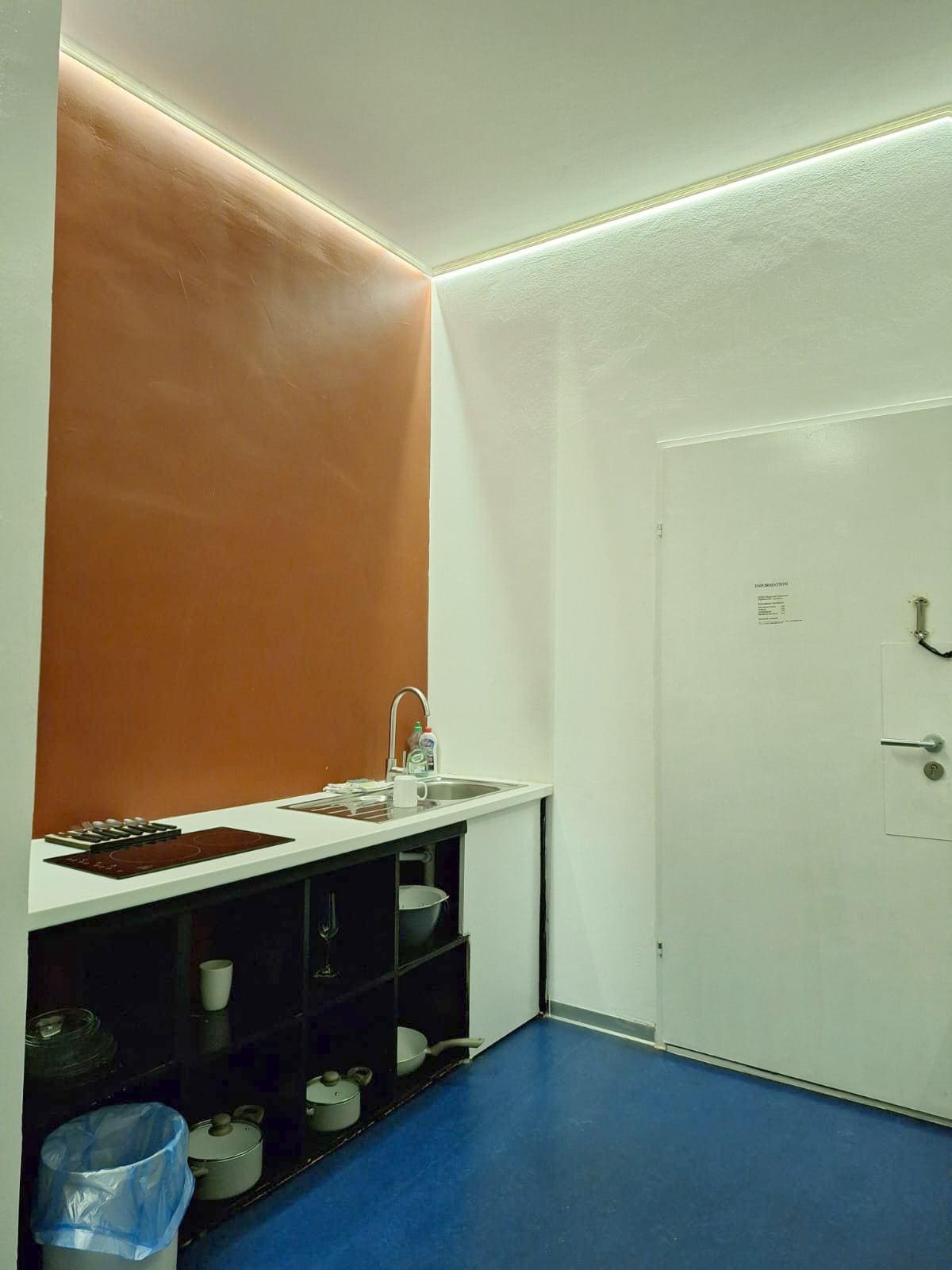 Küchenzeile, Kühlschrank und Wasserkocher sind nicht auf dem Bild