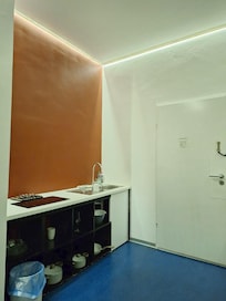 Küchenzeile, Kühlschrank und Wasserkocher sind nicht auf dem Bild