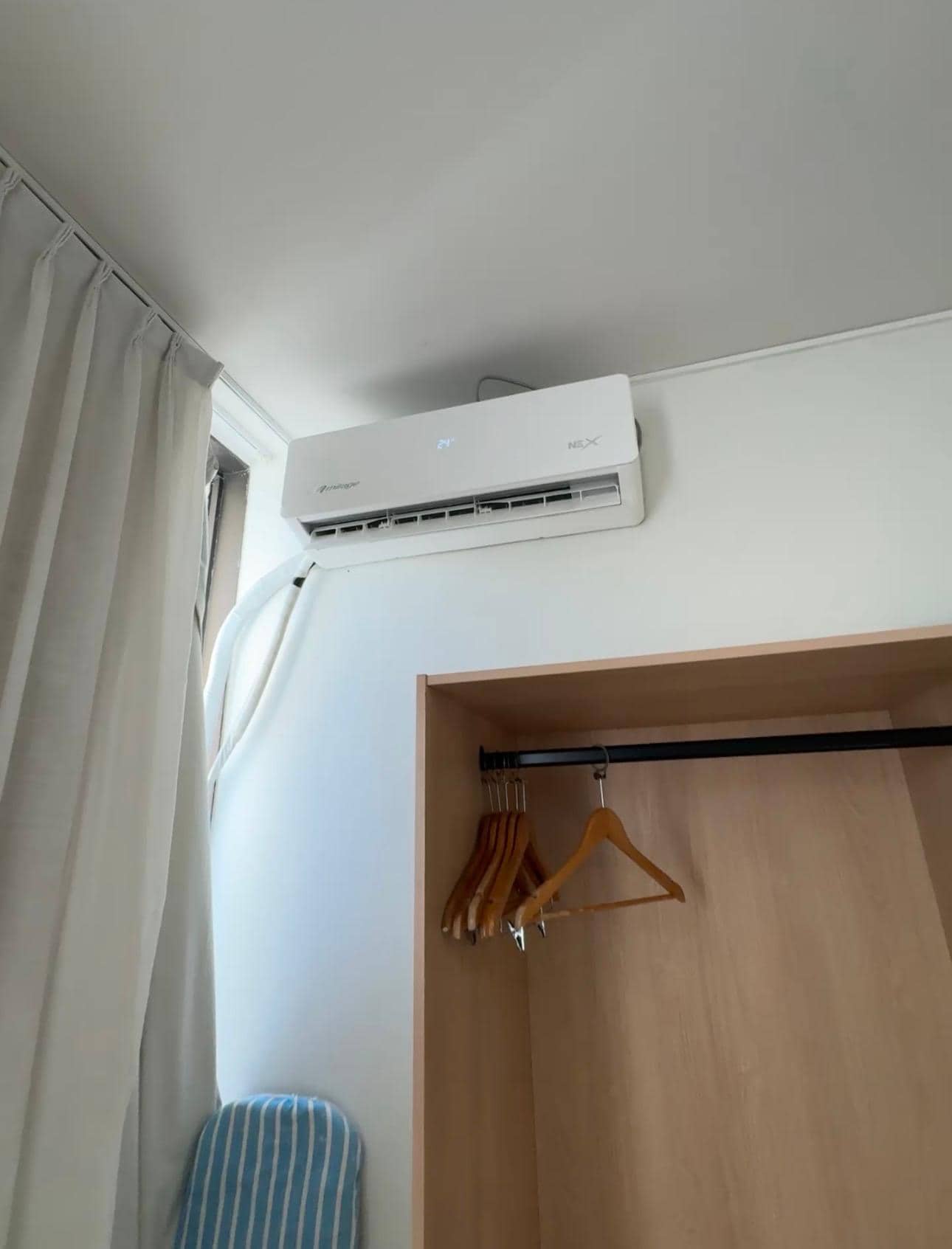 Así nos tocaron las cortinas de ambos lados nos entraba el sol muy temprano 