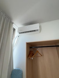 Así nos tocaron las cortinas de ambos lados nos entraba el sol muy temprano