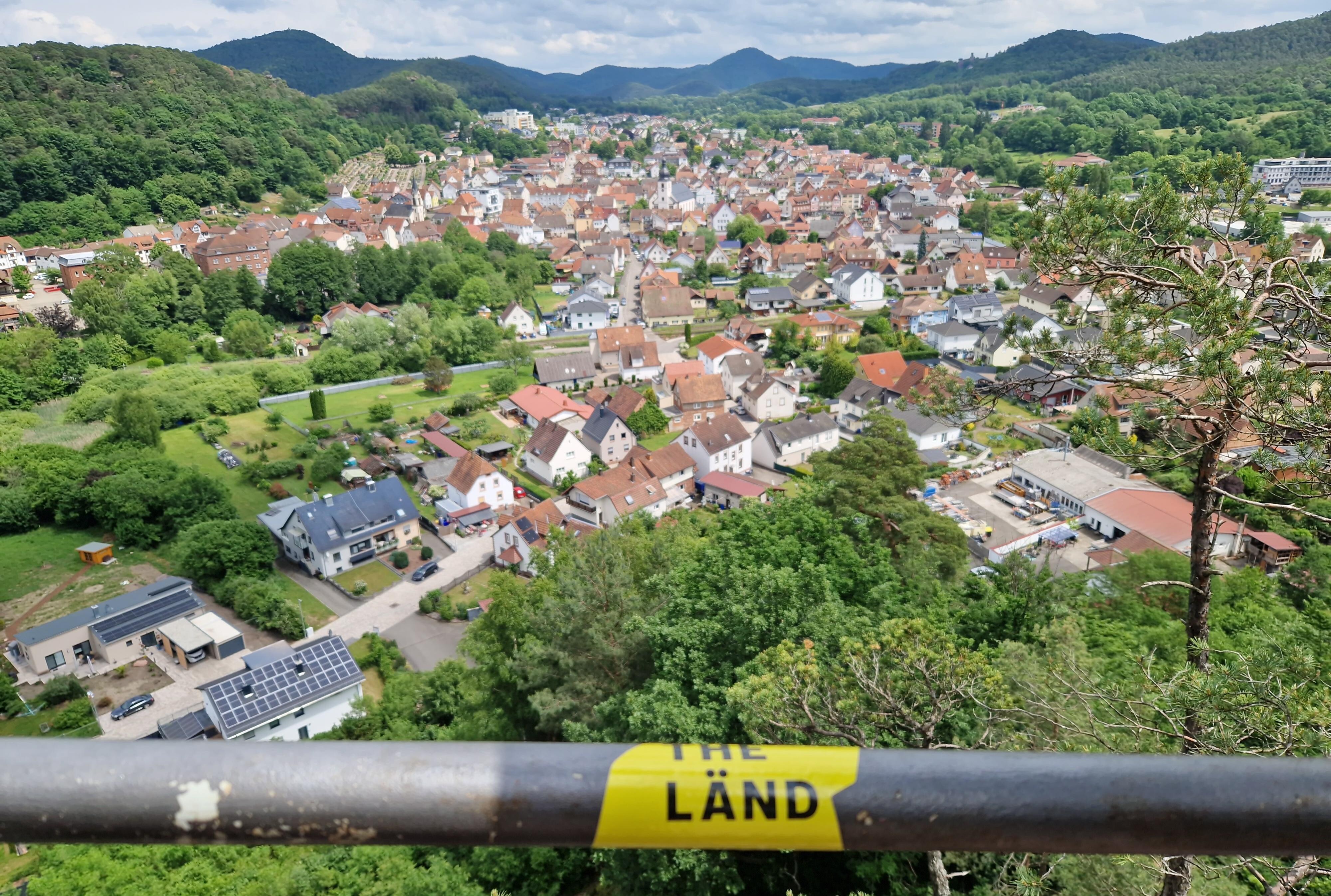 Aussicht auf Dahn vom Schwalbenfelsen