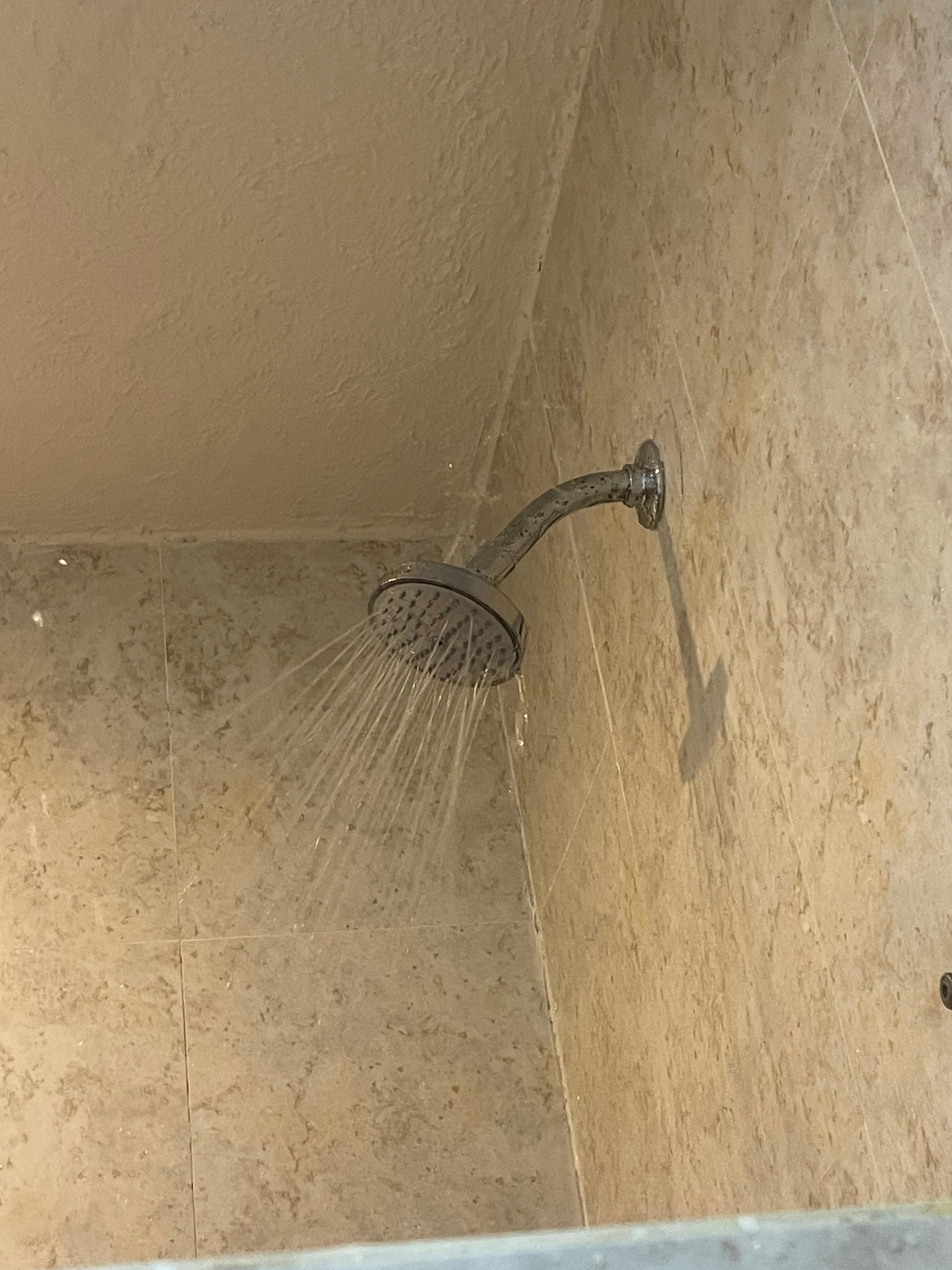 La
Regadera regaba todo el baño no solo la bañera 