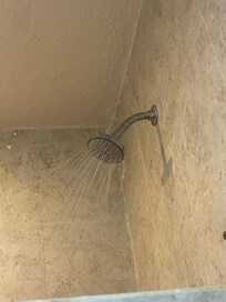 La
Regadera regaba todo el baño no solo la bañera