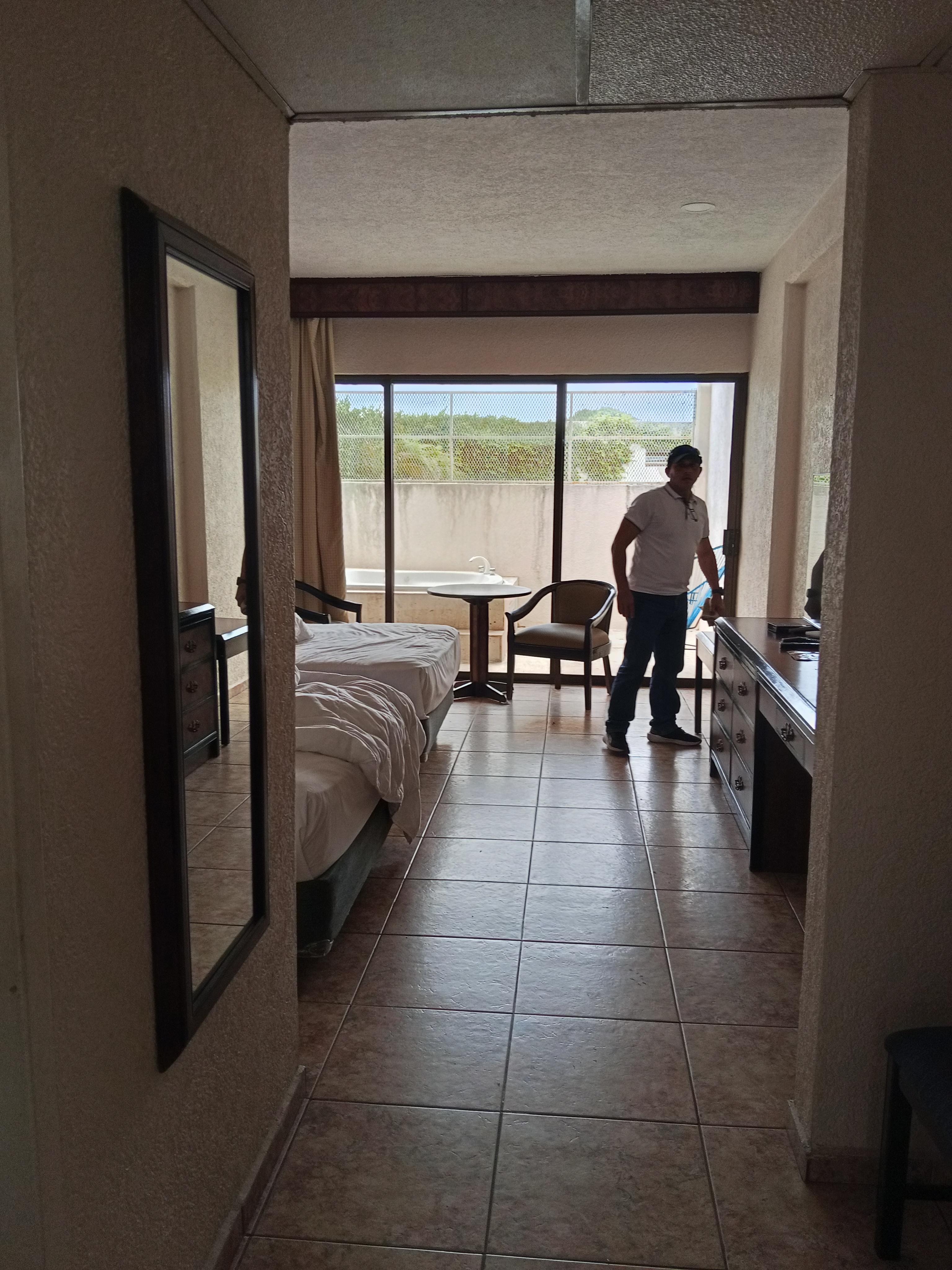 Habitación en general sin plancha vasos para tomar agua y si te dan dos pero te informan que si gusta lo puede rellenar en el dispensador que no cuenta con agua caliente 