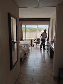 Habitación en general sin plancha vasos para tomar agua y si te dan dos pero te informan que si gusta lo puede rellenar en el dispensador que no cuenta con agua caliente