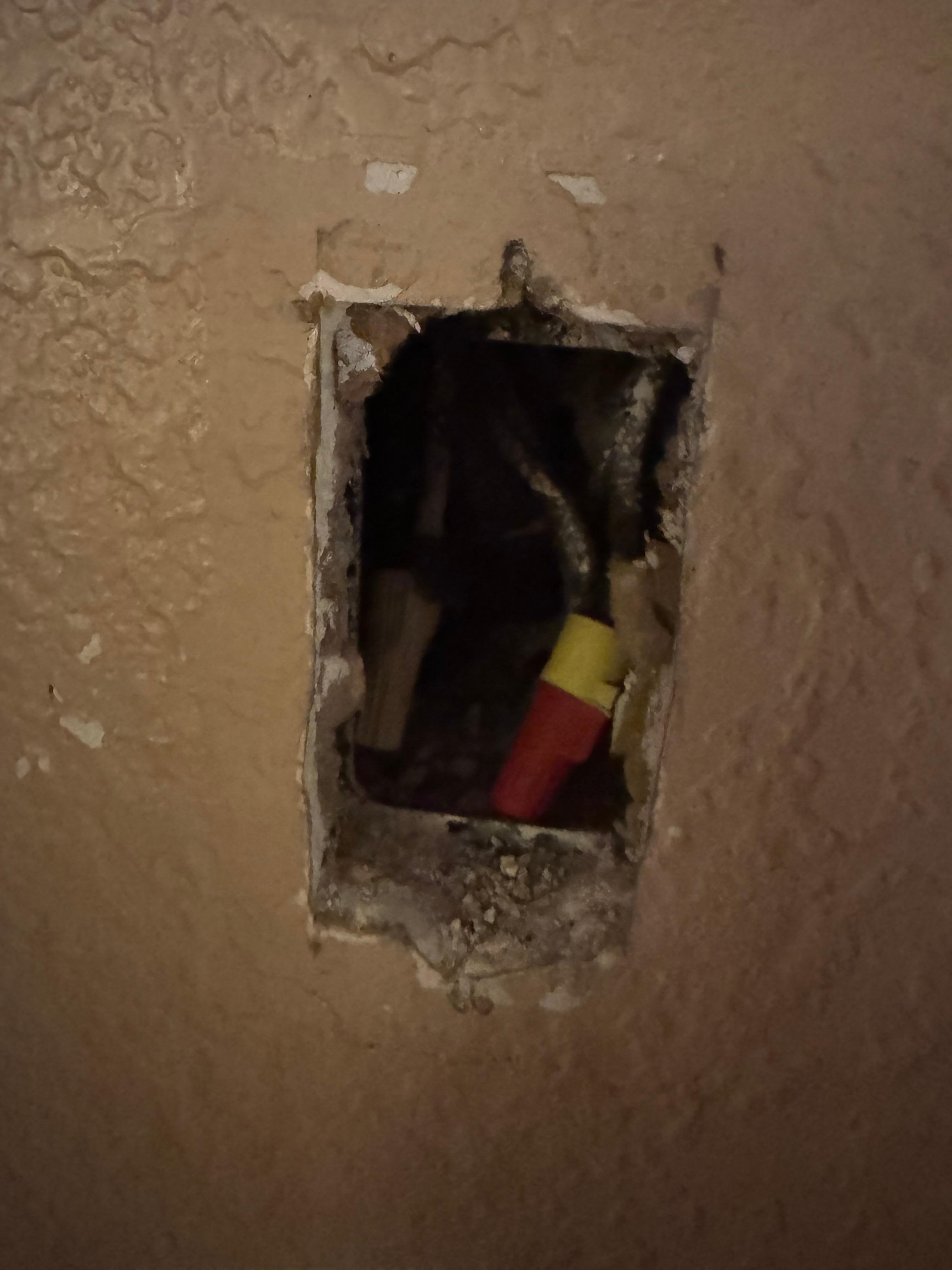 Missing switch who does that and doesn’t cover the hole 