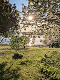 Blick auf den See am frühen Morgen.