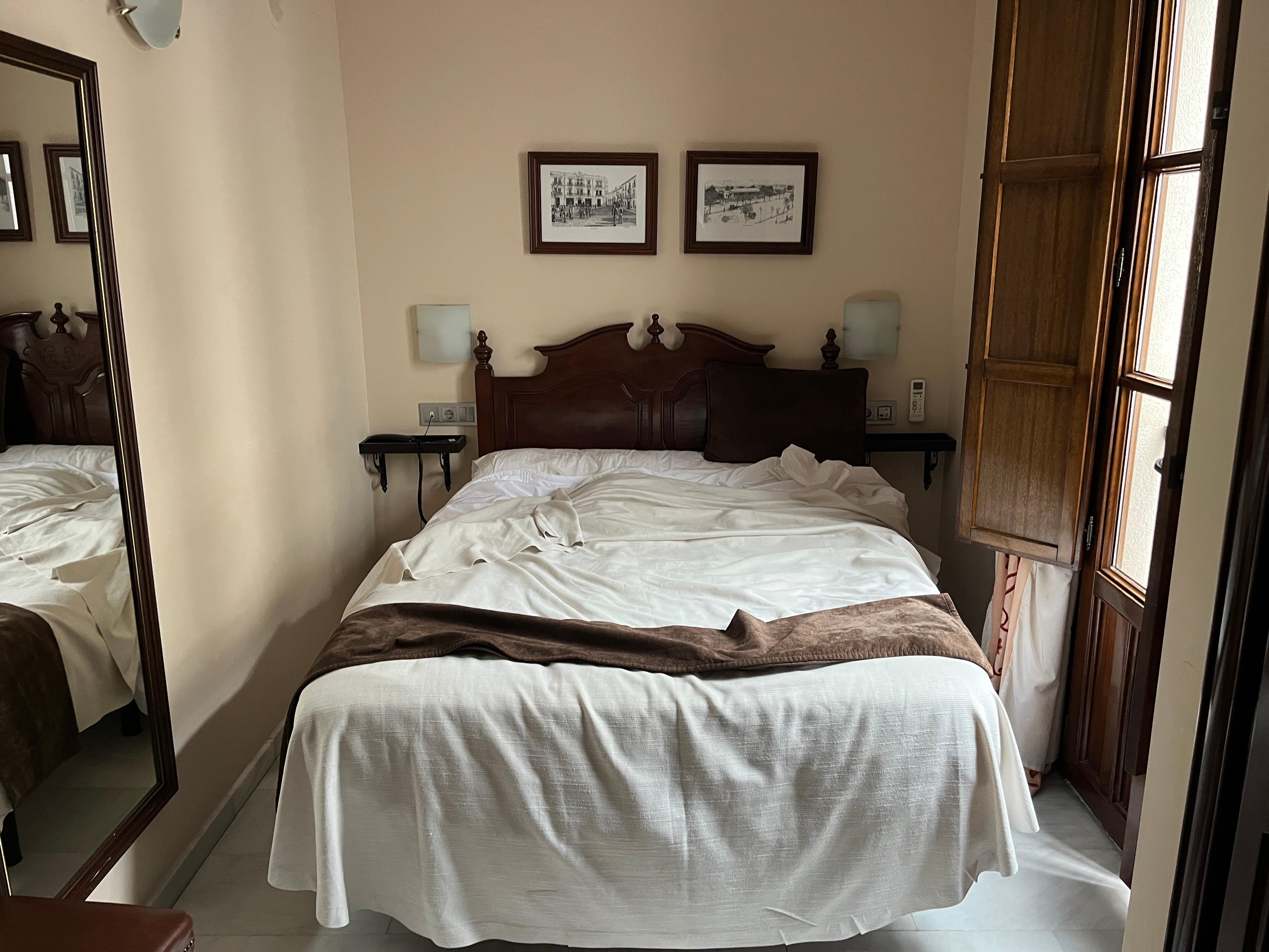 Veel te kleine kamer voor een dubbel bed