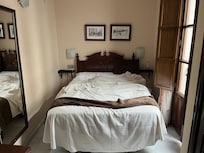 Veel te kleine kamer voor een dubbel bed