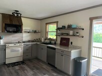 Cute kitchen with all that we needed
