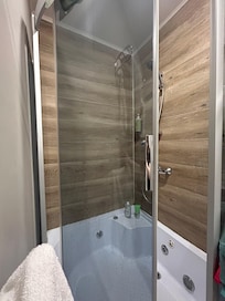 Porte de douche manquante