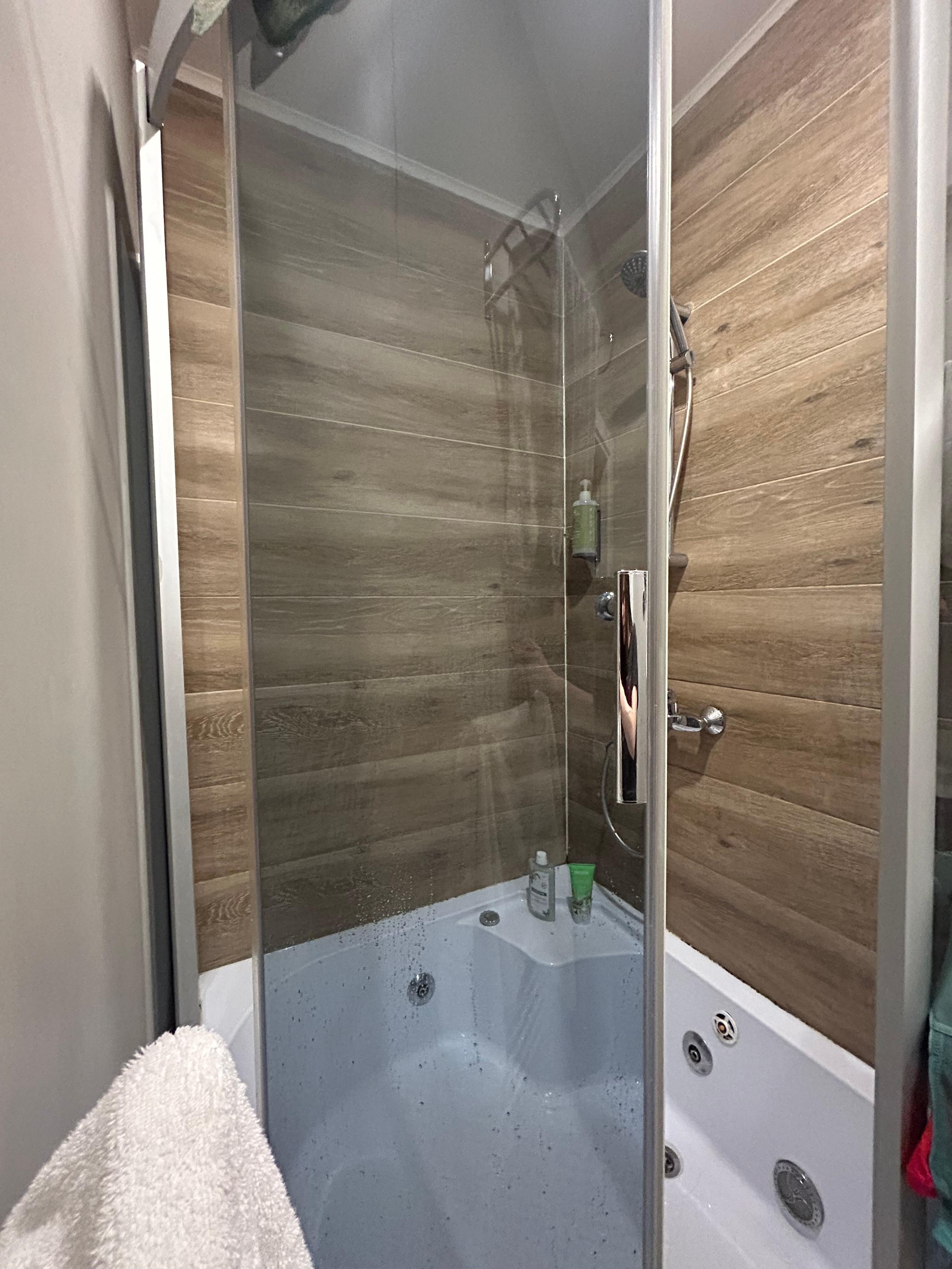 Porte de douche manquante