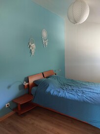 La chambre parentale très grande.