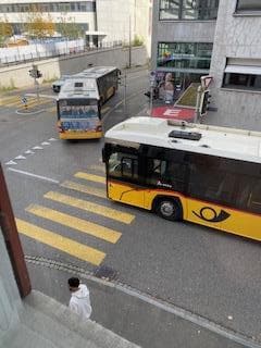 Etant au sortir de la gare, le passage des bus est incessant