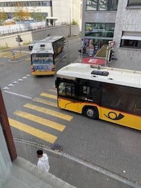 Etant au sortir de la gare, le passage des bus est incessant