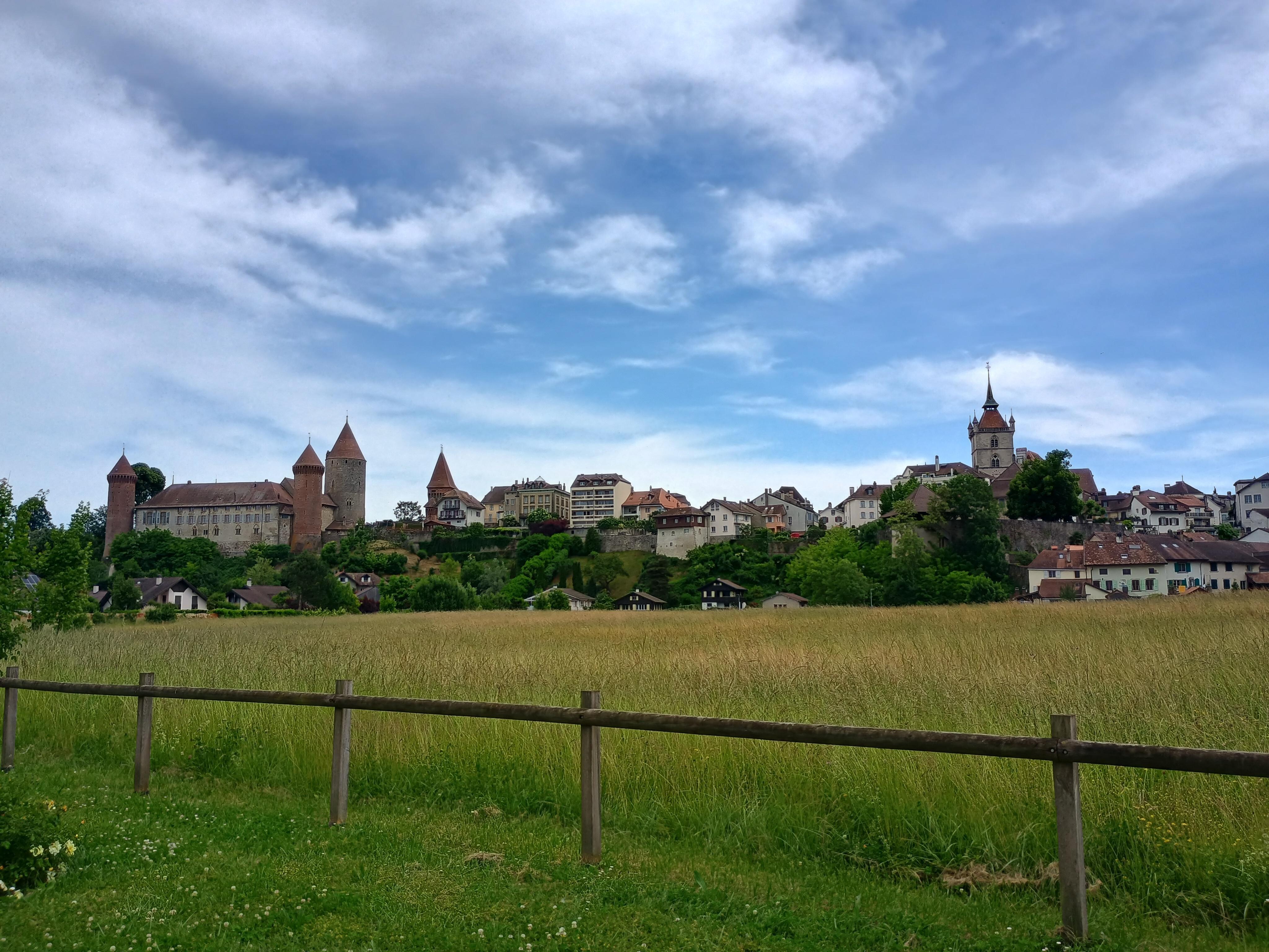 There is a picturesque castle in the nearby town of Estavayer-le-lac 