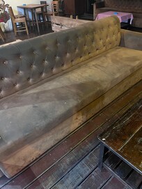 Recepcao com sofas sujos