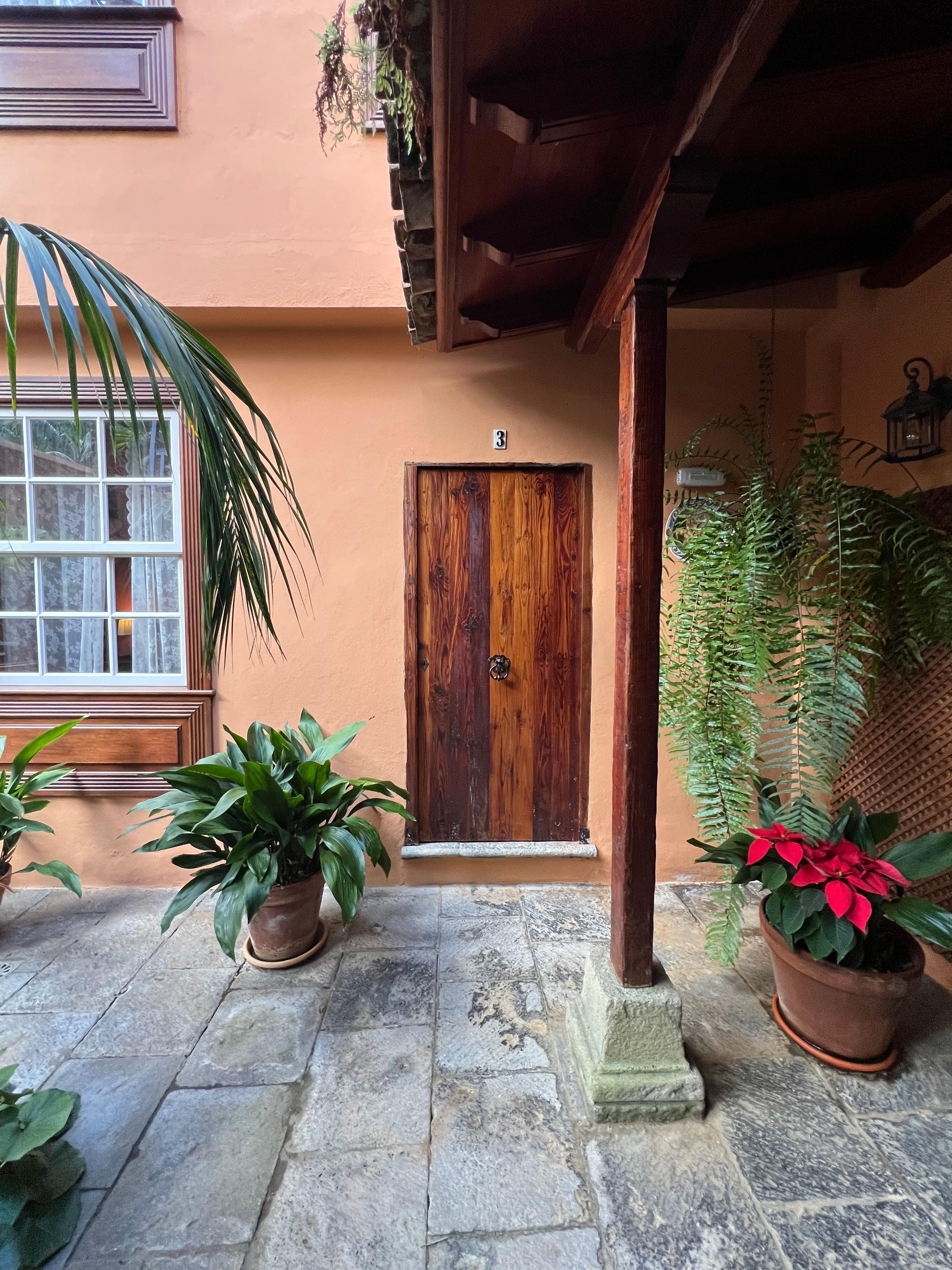 Dörr till rummet från innergården