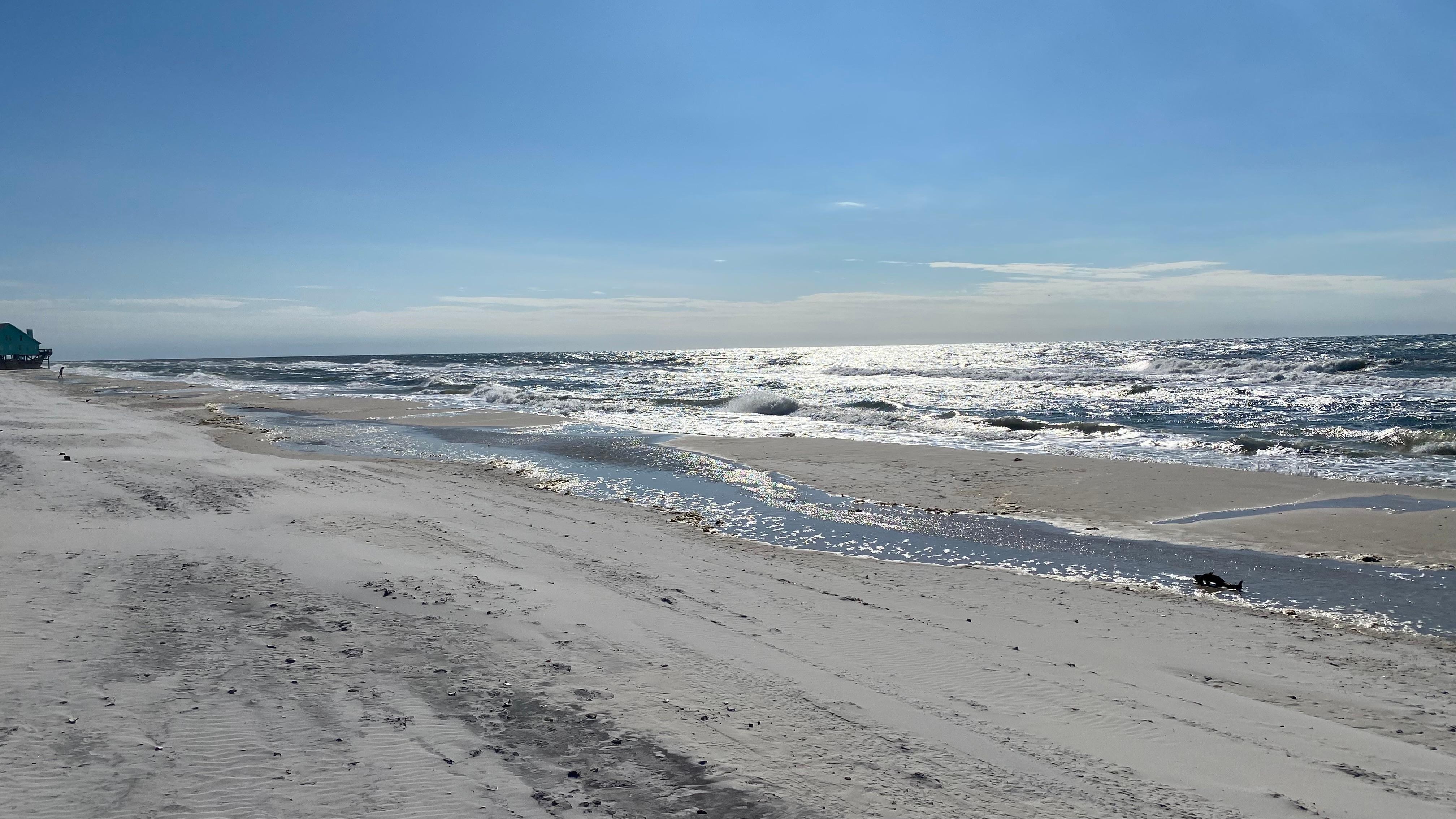 Beach <1 minute from house