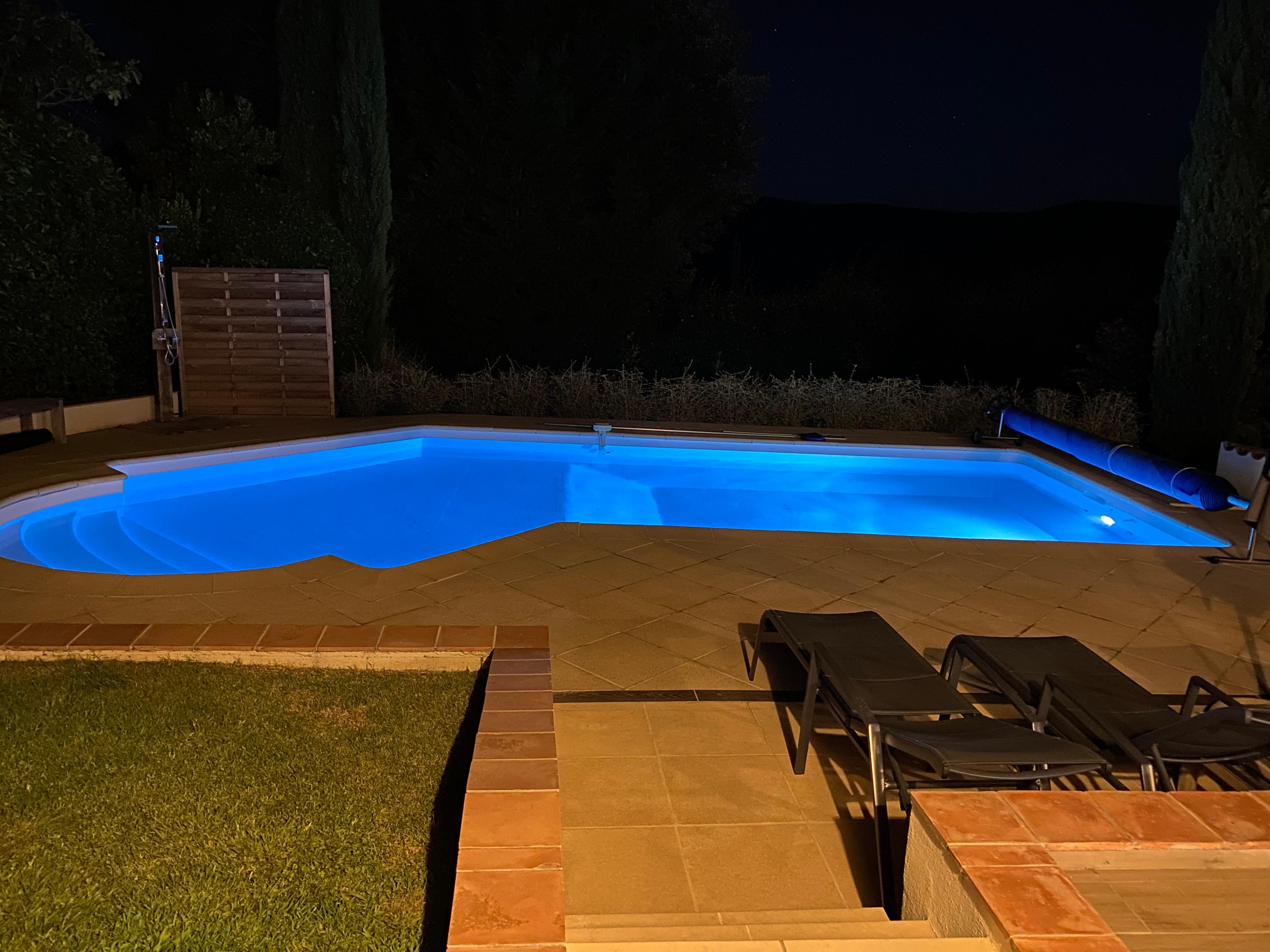 Piscine éclairée 