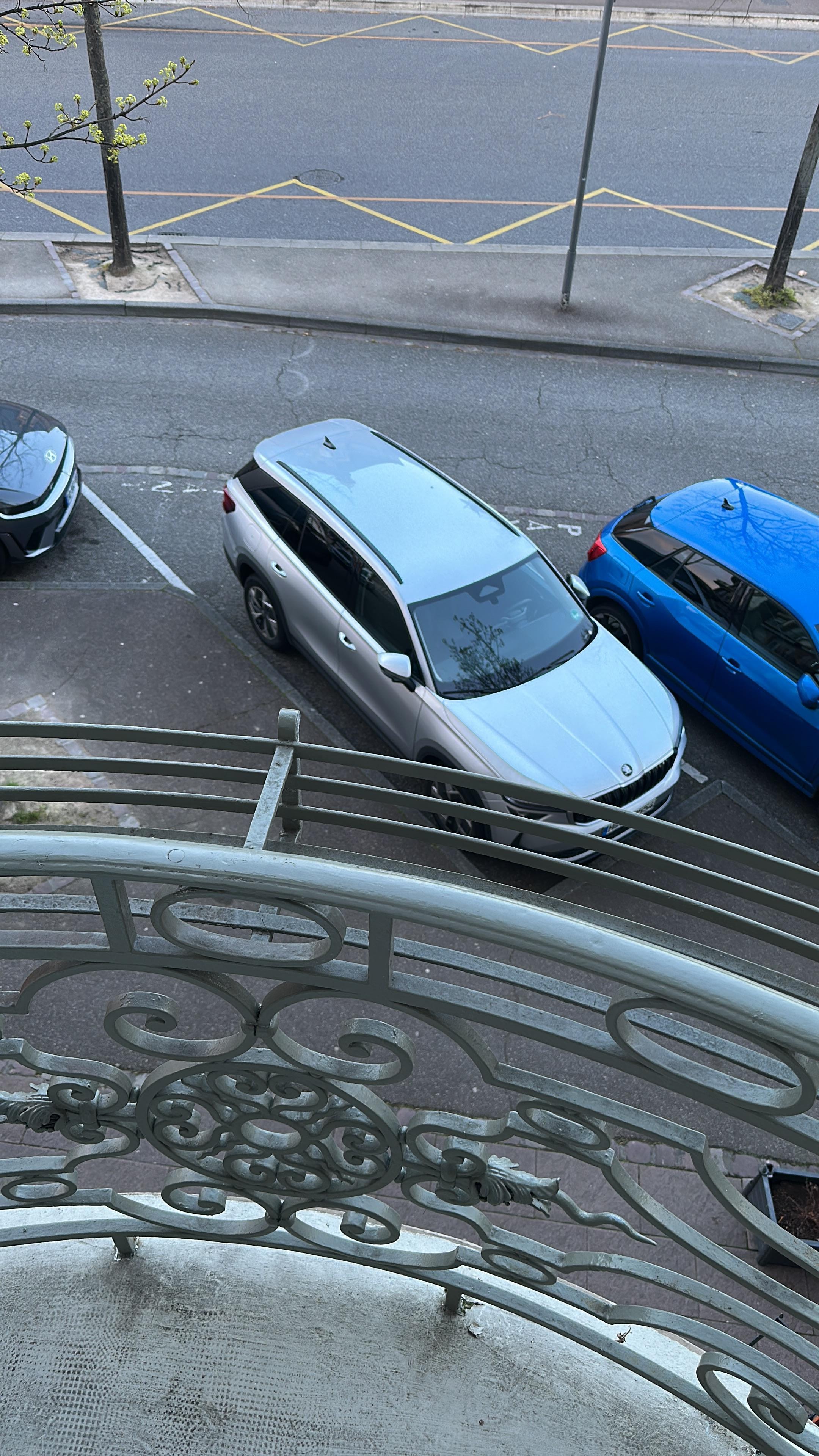 Aracınızı göz önünde park edebilmek ve bavullarla çok yürümemek bir artıydı.