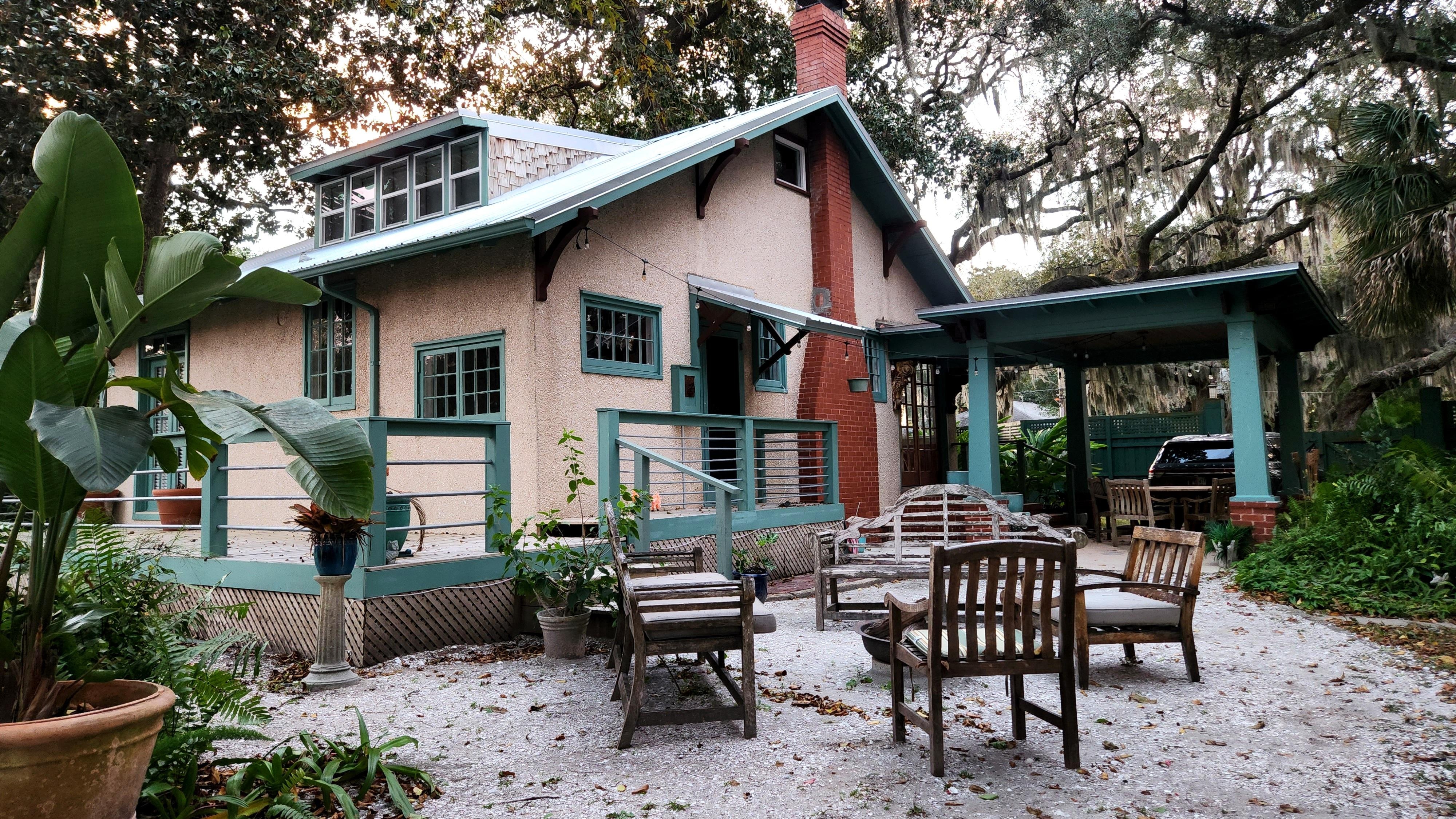 Main house was very clean. The all white bathrooms were immaculate.