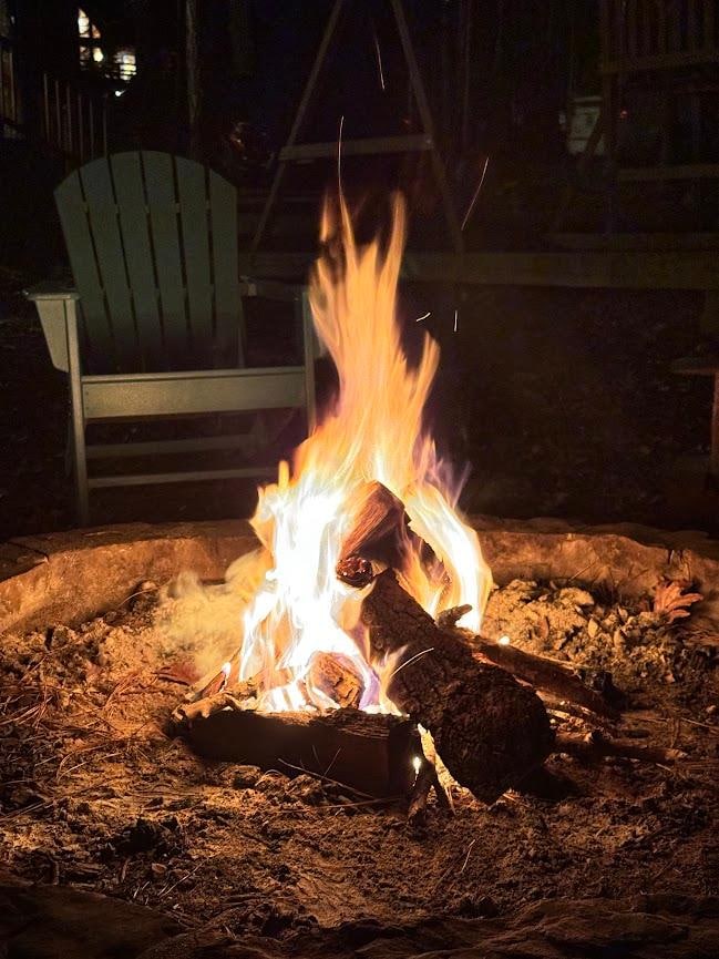 Nice fire pit, well stocked with firewood and plenty of pine straw and kindling nearby. We roasted many a marshmallow.
