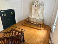 Dans l’escalier, autel à l’hôtel!