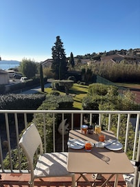 Einfach wunderbar: Wir konnten im Dezember draußen frühstücken.