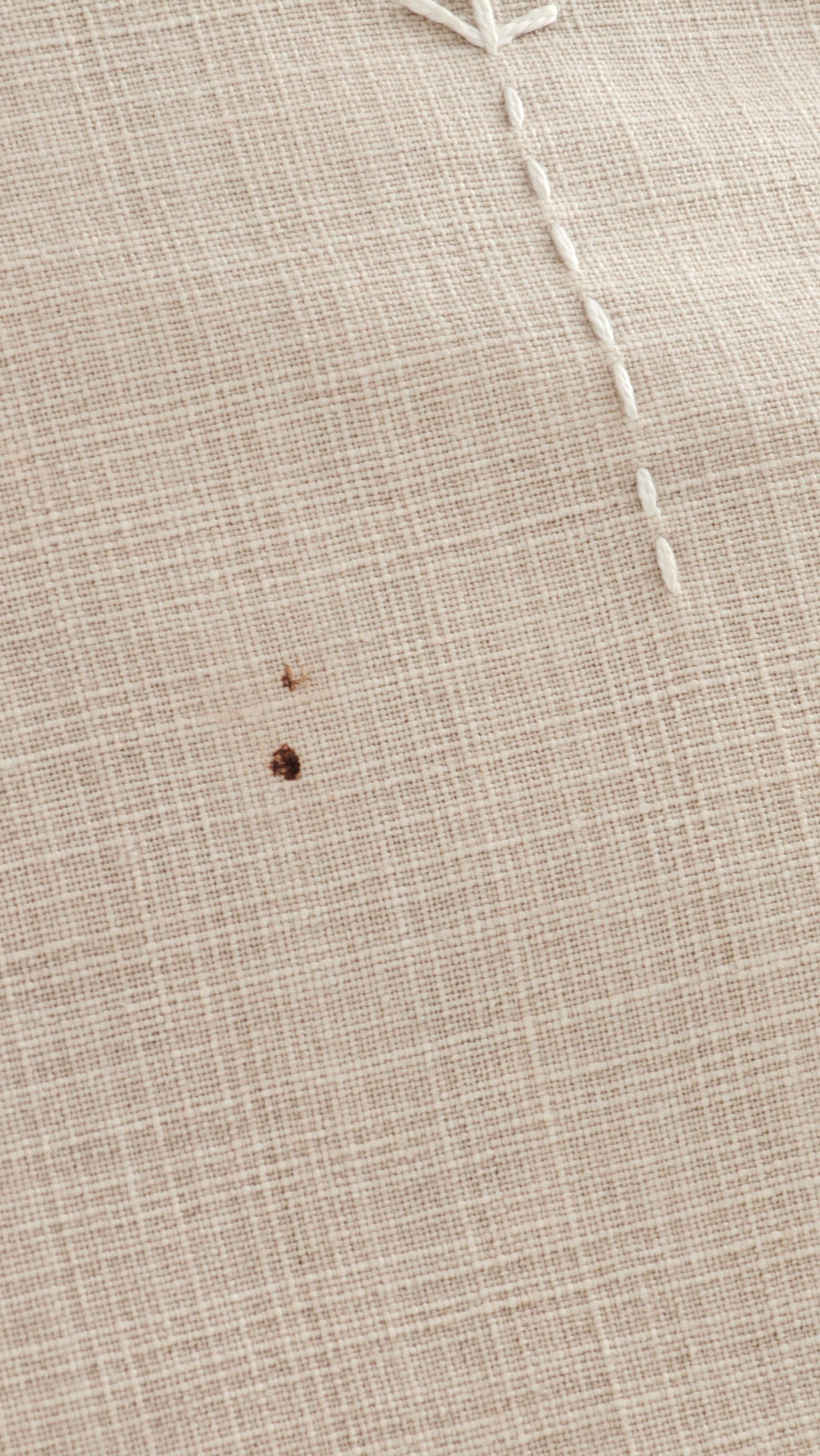 Blutglecken auf dem Kissenbezug